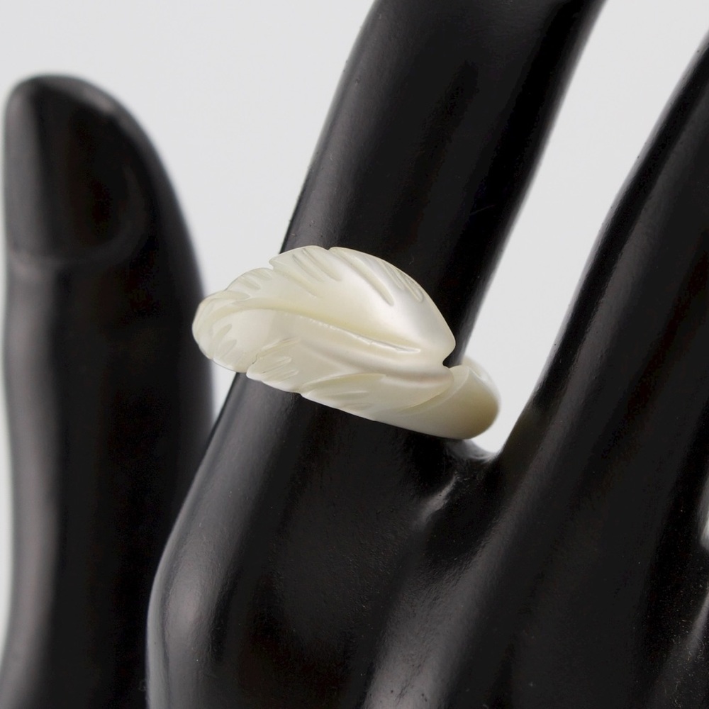 Vintage Carved Mother of Pearl Shell Feather Ring Size 7.5 Band